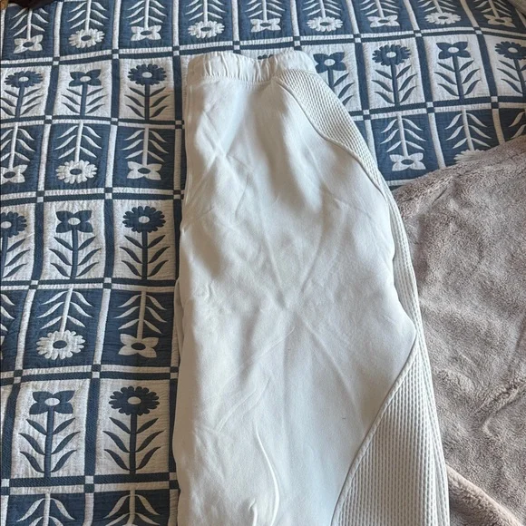 Lululemon Mixed Fabric Relaxed-Fit Tapered High-Rise Pant - medium - Picture 5 of 6